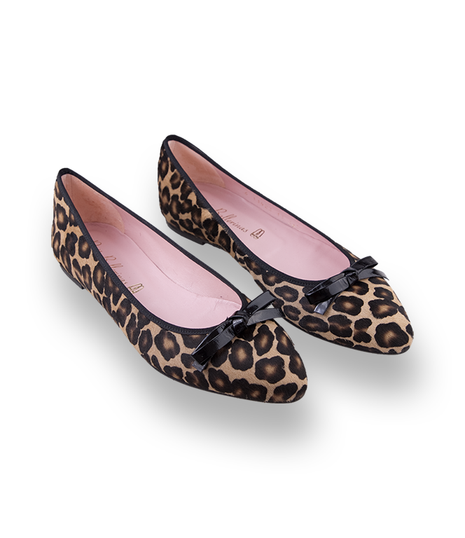 Ballerina in Leoprint auf Ponyfell mit brauner Lackschleife von Pretty Ballerinas