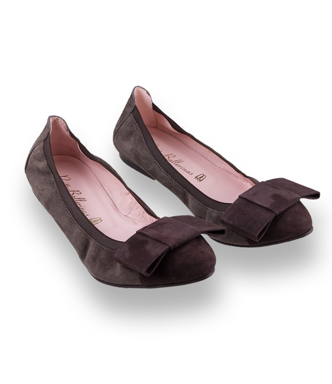 Ballerina in taupe velours mit brauner Kappe und grosser Schleife von Pretty Ballerinas