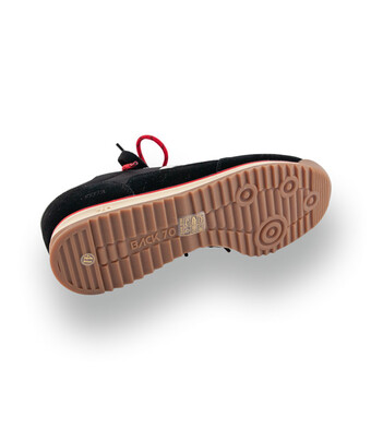 Back70 Jogger - Markantes Schwarz mit kraftvollen Rot-Akzenten