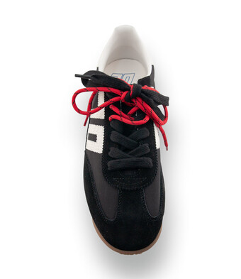 Back70 Jogger - Markantes Schwarz mit kraftvollen Rot-Akzenten