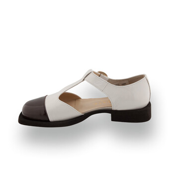 Brunate Ballerina mit Stegspange &ndash; Beige-Brauner Knautschlack