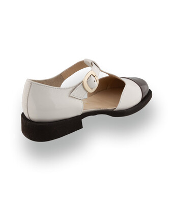 Brunate Ballerina mit Stegspange &ndash; Beige-Brauner Knautschlack