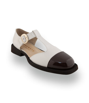 Brunate Ballerina mit Stegspange &ndash; Beige-Brauner Knautschlack