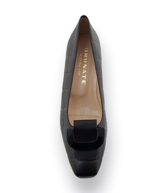 Pumps von Brunate in schwarz mit Krokoprägung