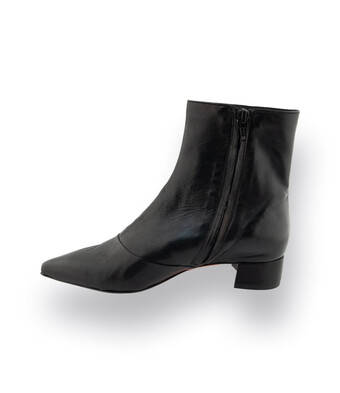 Kroll Stiefelette in schwarz Nappaleder spitz mit Absatz und Kappe