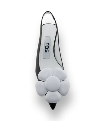 RAS Slingpumps in Schwarz &ndash; Edles Glattleder mit gro&szlig;er wei&szlig;er Blume