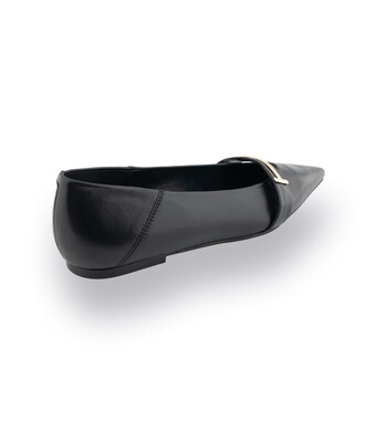 Zinda Ballerina in schwarz mit goldfarbenen Spange