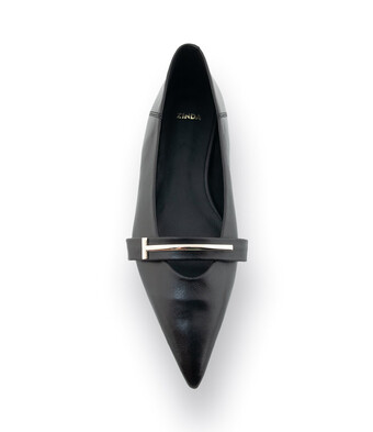 Zinda Ballerina in schwarz mit goldfarbenen Spange