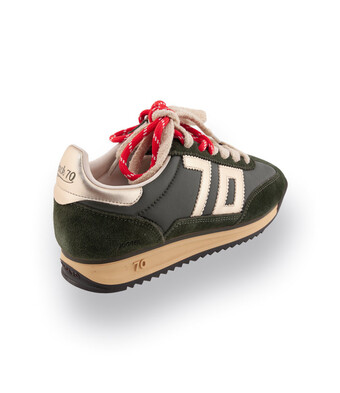 Back70 Jogger Grün mit goldfarbenen und roten Details