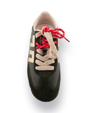 Back70 Jogger Grün mit goldfarbenen und roten Details