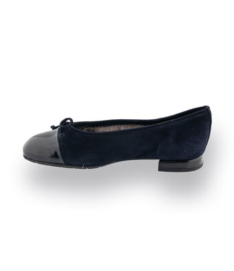 Brunate Ballerina in blau mit Lackkappe und Lammfellfutter