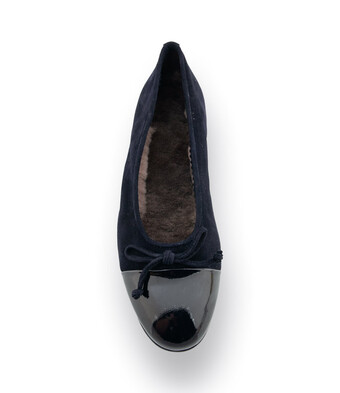 Brunate Ballerina in blau mit Lackkappe und Lammfellfutter