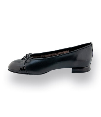 Brunate Ballerina in schwarz mit Lammfellfutter
