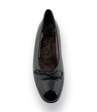 Brunate Ballerina in schwarz mit Lammfellfutter