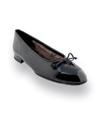 Brunate Ballerina in schwarz mit Lammfellfutter