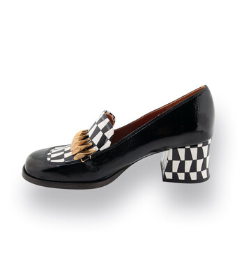 Chie Mihara Hochfrontpumps in schwarz wei&szlig; mit Metallspange