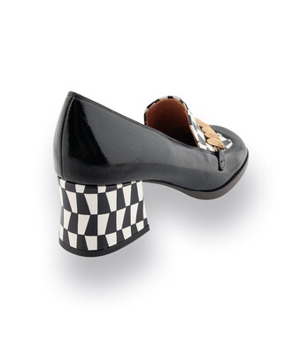 Chie Mihara Hochfrontpumps in schwarz wei&szlig; mit Metallspange