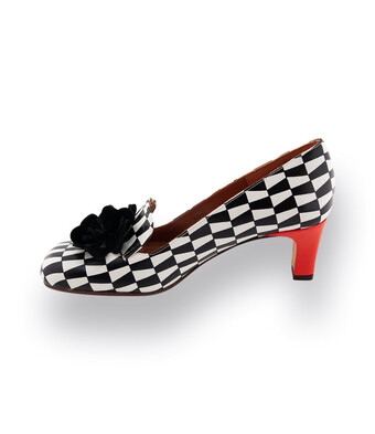 Chie Mihara Hochfrontpumps in schwarz weiß mit süßer Blume