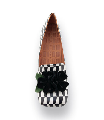 Chie Mihara Hochfrontpumps in schwarz weiß mit süßer Blume