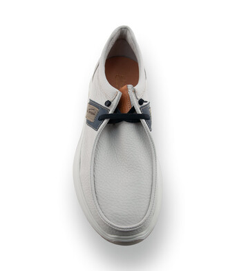 Galizio Torresi -&nbsp; Sportlicher Schn&uuml;rer aus genarbtem Leder in Offwhite-Hellgrau