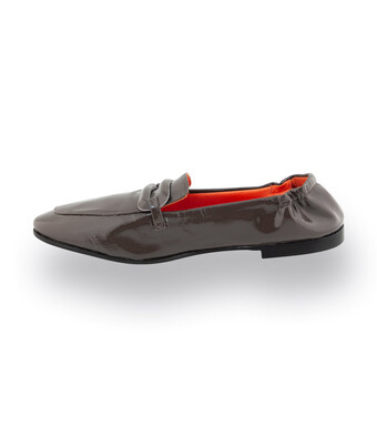 Loafer von Kroll in schlammfarben Lackleder