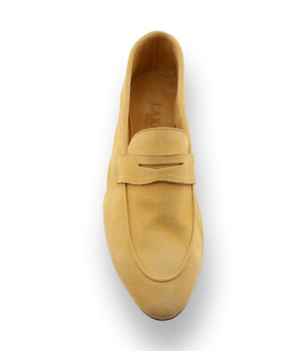 Lakota - Traditioneller Velours-Mokassin mit Collegespange in Gelb