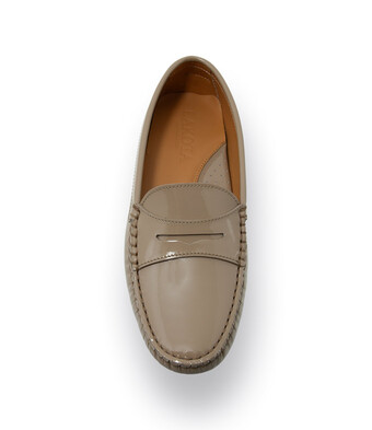 Klassischer Damen-Mokassin in Beige Lack mit wei&szlig;en Noppen