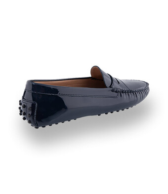 Klassischer Damen-Mokassin in Dunkelblau Lack mit schwarzen Noppen