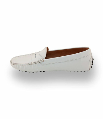 Klassischer Damen-Mokassin aus wei&szlig;em Lackleder