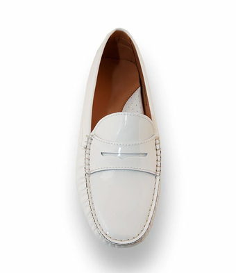 Klassischer Damen-Mokassin aus wei&szlig;em Lackleder