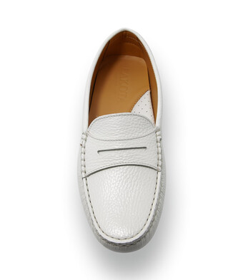 Klassischer Damen-Mokassin in Wei&szlig; mit funktionalen Fersennoppen