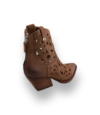 Mimmu Western-Boots in Braun &ndash; Veloursleder mit Cutouts &amp; geschr&auml;gtem Absatz