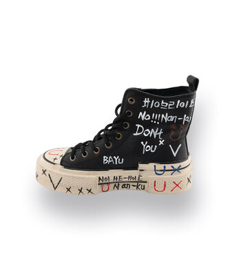 Nan Ku Sneakerboots in schwarz mit Prints und Smileys