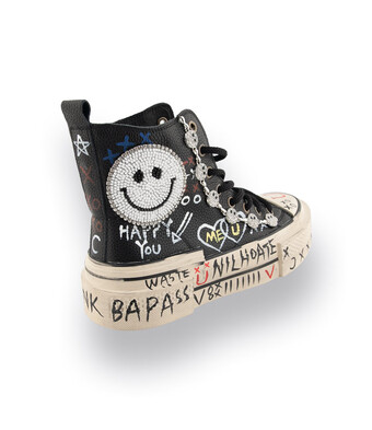 Nan Ku Sneakerboots in schwarz mit Prints und Smileys