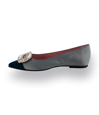 Pretty Ballerinas Ballerina aus grauem Satinstoff und blauer kappe