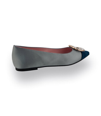 Pretty Ballerinas Ballerina aus grauem Satinstoff und blauer kappe