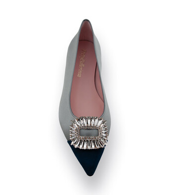 Pretty Ballerinas Ballerina aus grauem Satinstoff und blauer kappe