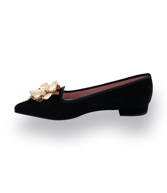 Pretty Ballerinas Ballerina in schwarz velours mit goldfarbener gro&szlig;er Schmuckbrosche