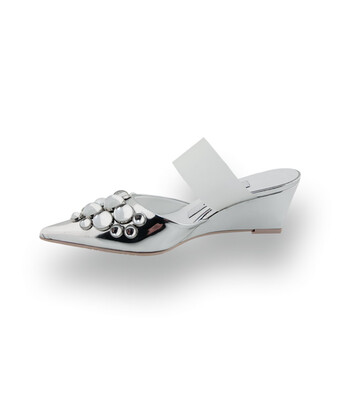 RAS Pantolette in Silber mit Schmuckkugeln&nbsp;&ndash; Extravaganter Keilabsatz&nbsp;
