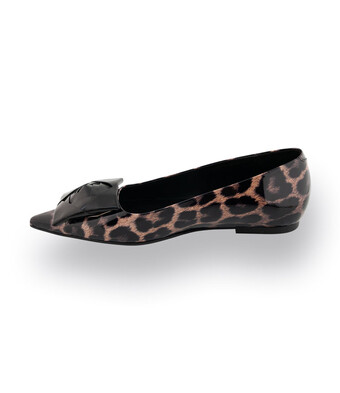 Zinda Ballerina in Leoprint auf Lackleder mit großer Lederbrosche