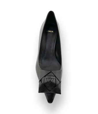 Zinda Pumps in schwarz Glattleder mit schöner Brosche
