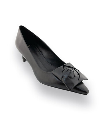 Zinda Pumps in schwarz Glattleder mit schöner Brosche