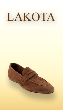 Erleben Sie zeitlose Eleganz mit dem Lakota Mokassin aus der Fr&uuml;hjahrskollektion 2026. Dieser exklusive Loafer besticht durch butterweiches Veloursleder in einem edlem braun und ein besonderes Pocket-Detail auf dem Handr&uuml;cken. Die hochwertige Verarbeitung sorgt f&uuml;r h&ouml;chsten Tragekomfort und eine perfekte Passform. Ein idealer Begleiter f&uuml;r stilvolle Fr&uuml;hlings-Outfits. Erh&auml;ltlich bei Ihrem Schuhspezialisten mit &uuml;ber 67 Jahren Tradition.