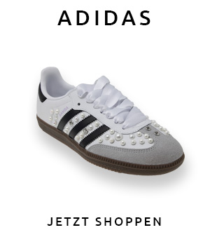 Wei&szlig;er Adidas Damen-Sneaker mit schwarzen Streifen und individueller Perlen-Veredelung auf heller Hintergrundfl&auml;che mit &bdquo;Jetzt shoppen&ldquo;-Schriftzug.